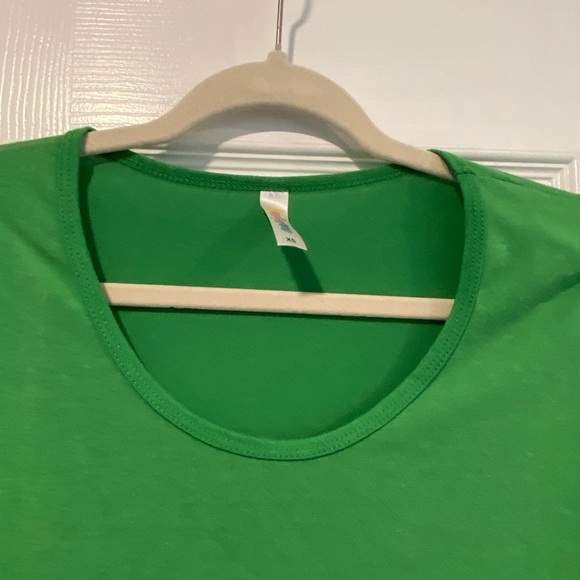 Lularoe Size XS Kelly Green Scoop Neck Round Hem Short Sleeve Tee Shirt Top - Picture 2 of 8